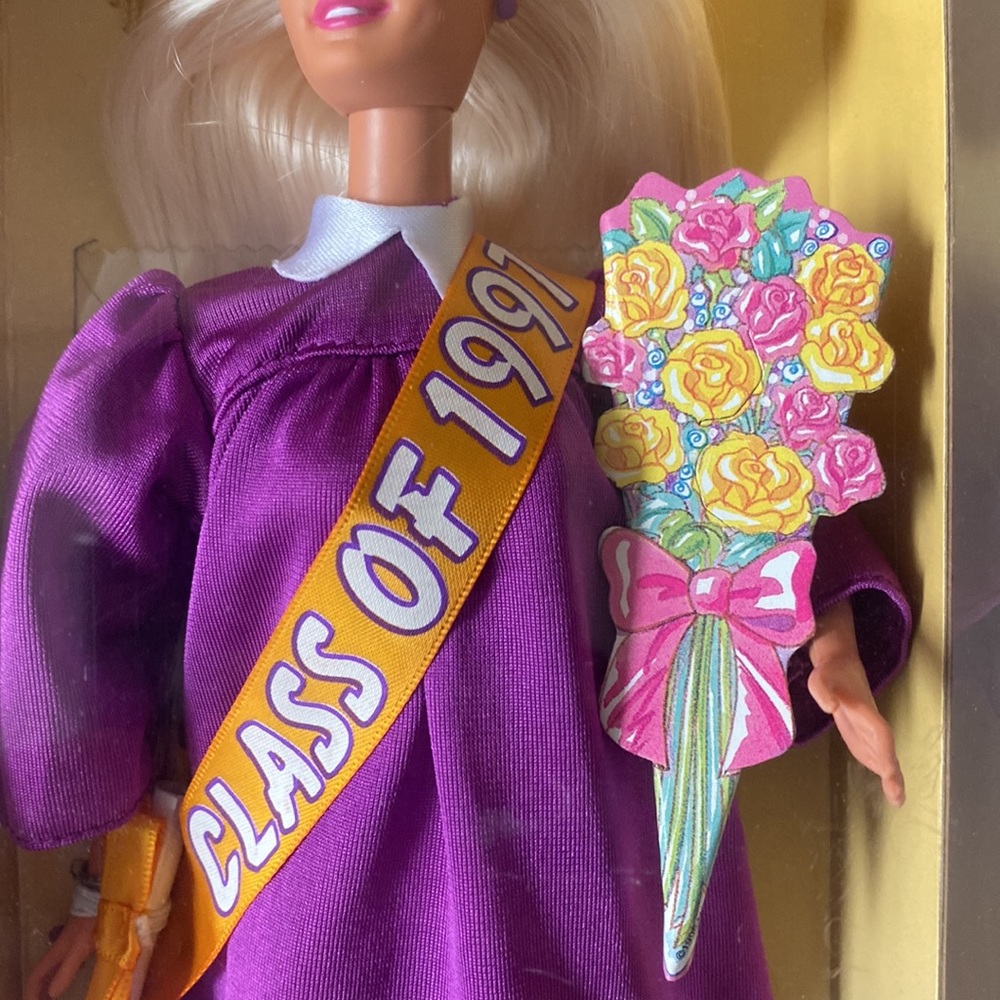 Special Edition Collectible Graduation Class of 1997 Barbie - Picture 3 of 8